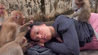 Mom KT is tired sleep on the stone after feed milk for all the babies. Angela around mom with Julies