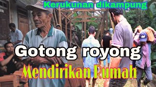 Kerukunan warga didesa Gotong royong Mendirikan Rumah Warga Di kampung