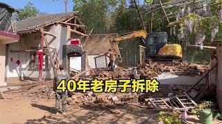 农村40年老房子今天拆了，左邻右舍都来帮忙，这速度就是快