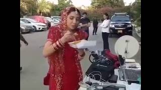 Mahira Khan enjoying Biryani on shoot location of 7 Din Mohabbat In