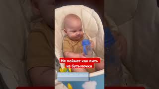 Хорошо, что научился уже держать бутылочку, и мне полегче #дети #многодетнаясемья #малыш #baby