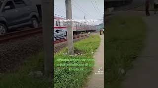 kecelakaan lalulintas mobil di tabrak Kereta Commuter line.pintu kereta Ginting cilejet