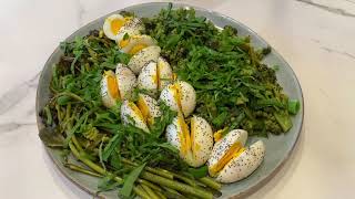 En avril : Tarte à la rhubarbe - Salade de brocolis et tiges de chou montées en graines.