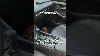 This girl accidentally opened the door of the wrong car 😂