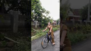 nemenin istri sepedaan depan rumah