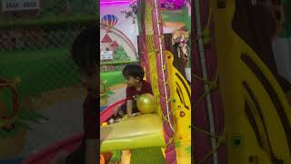 Bola kesukaan adek warna kuning #shorts #funny #shortsviral #funnyvideo #bermain #bola #warna