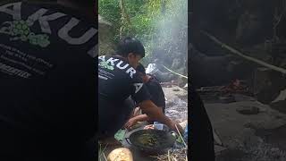 MAKAN SIANG DI BAWAH AIR TERJUN DI TEPI SUNGAI NIKMATNYA TIADA TARA