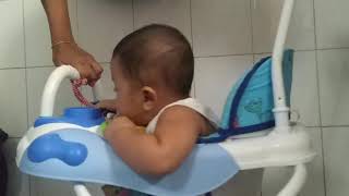 Video Bayi Lucu ngantuk di kereta bayi (baby walker)