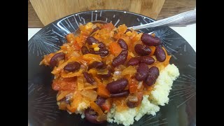 Ну очень вкусная фасоль с овощами в томатном соусе. Быстро и просто.