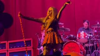 AVRIL LAVIGNE "Complicated" Live @ The Forum LA #TheSellOutTour @AvrilLavigne