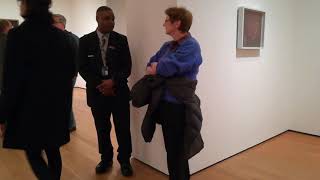 Guardia de seguridad le canta a turista en el Moma de New York