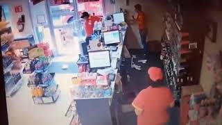 Roba un oxxo e intenta escapar de dos policías (Veracruz)