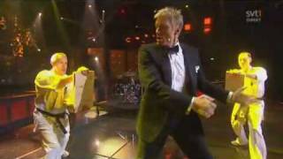 Dolph Lundgren on SVT1 - Melodifestivalen (A little less conversation song by Dolph)