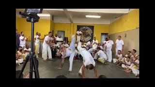 Batizado de capoeira meninos de Maré