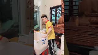 Trường Sang cùng cac sư thầy phát cơm từ thiện việc làm ý nhĩa