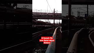 Di bawah fly over gedung balai rakyat Bintaro aku menunggumu...#short #krlcommuterline #ptkai