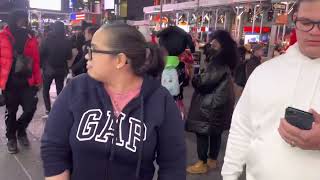 Sairis negociando una foto con los muñecos de Times Square