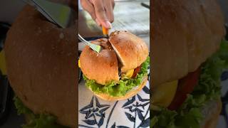 #cutting burgers 🍔 #delicious burgers #burger #mukbang #foodlover #eating #trending