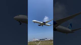 United Airlines 787-10 landing at LAX runway 25L