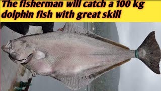 The fisherman will catch a 100 kg dolphin fish with great skill