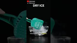 Ketika Dry Ice Ditaruh Di Dalam Air Panas #shorts #eksperimen #dryice #viral