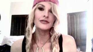 Elizabeth Cook wishes Willie Nelson a Happy Birthday