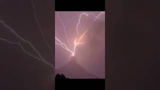 Amazing! Lightning shoots from Volcano