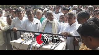 Ex CM Siddaramaiah visits Gyanayogashram, checks health of Siddeshwara swamy. Karnataka Wire