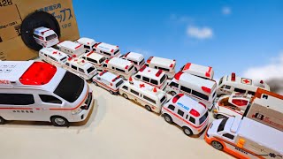 救急車が2列に並んで発進！大きな箱からいろんな種類を取り出すよ Ambulance Car Toy