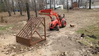 Kubota L2501 Uses Grizzly to separate rock from dirt