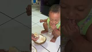 Bayi lahap banget makan durian #bayilucu #bayigemes #bayimakan #bayiviral #babyactivities #babyshort