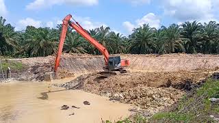 Menyatukan dua kolam menggunakan excavator long arm hitachi zx200 5G