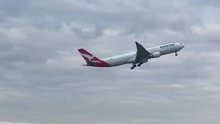 Qantas a330 Takeoff at #melbourneairport #qantas