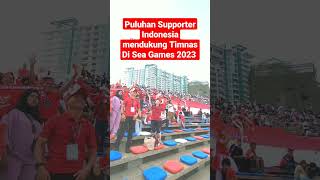 Suporter Indonesia datang ke Stadion Olimpic Kamboja mendukung Timnas Indonesia