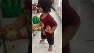 Adek pilih jajan sampai nabrak #shorts #funny #shortsviral #anaklucu #belanja #jajan #funnyvideo