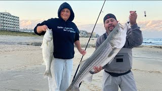 Papá y hija disfrutando da la pesca de atrapar