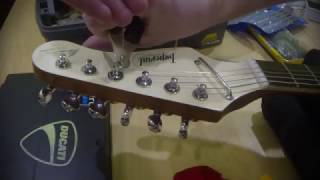 Wrapping strings to lock them in place on the tuner - MMT04