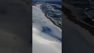 A Praia que Une Neve, Areia e Mar: Conheça o Destino Único que Você Precisa Visitar!