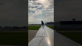 United E175 taking off from Appleton Wisconsin #aviation