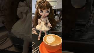 Priscilla serves coffee ☕️#coffeelatte #latteart #coffee #coffeeart #blythedoll  #customblytedoll