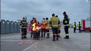 Hace mucho frío y los guardias se calientan junto al fuego. Przemyśl, Polonia, 9 de marzo de 2022.