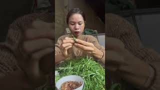 Cô gái mukbang cỏ mần trần làm nhiều người hoài nghi nhân sinh #shorts