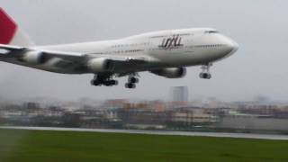 JAPAN AIR B747-400 LANDING