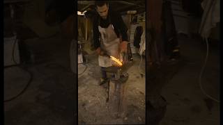 Forgiatura in 30 secondi 💪💪🧨!!! #handmade #blacksmith #forge #gold #knife #knifemaking