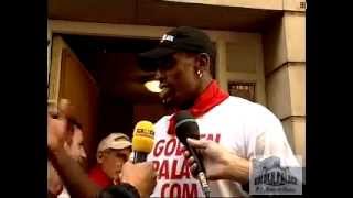 Dennis Rodman y Ray Sabatini en el encierro con Goldenpalace.com por la esclerosis Múltiple