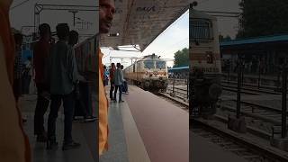 Ahemdabad Gorakhpur Express arrived Mau Jn #highspeedjourney #railway #indianrailways