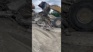 Caterpillar 980 Stacks Broken Concrete #crusher #constructionequipment #980 #caterpillar