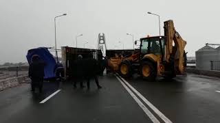 Se încearcă ridicarea camionului răsturnat pe pod