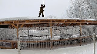 ОДИН В ДЕРЕВНЕ БОЛЬНОЙ НА КРЫШЕ! СТРАШНО! ХОЛОДНО! НО ПОЧИСТИЛ!