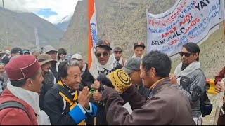 man from spiti give his hat to Sonam wangchuk who lead this padyatra